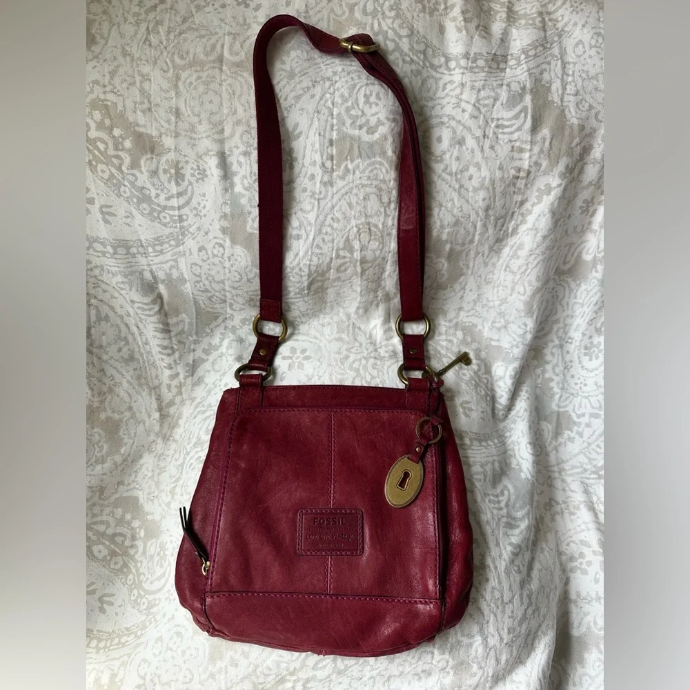Fossil Women's Burgundy Leather Crossbody Bag good condition like new - Picture 3 of 16